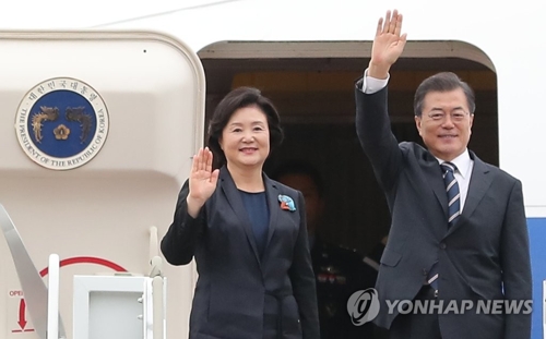 9月6日上午，在城南首爾機場，韓國總統文在寅和夫人金正淑啟程赴俄羅斯，開始對俄進行為期兩天的訪問。（韓聯社）