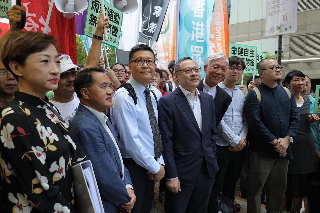 「佔中」9黑手今日下午到达湾仔区域法院。（大公文汇全媒体记者麦钧杰摄）