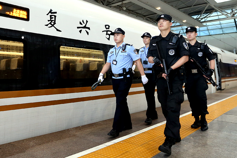 提速首日（21日），上海铁路公安处民警在G10次「复兴号」虹桥站始发站台巡视。