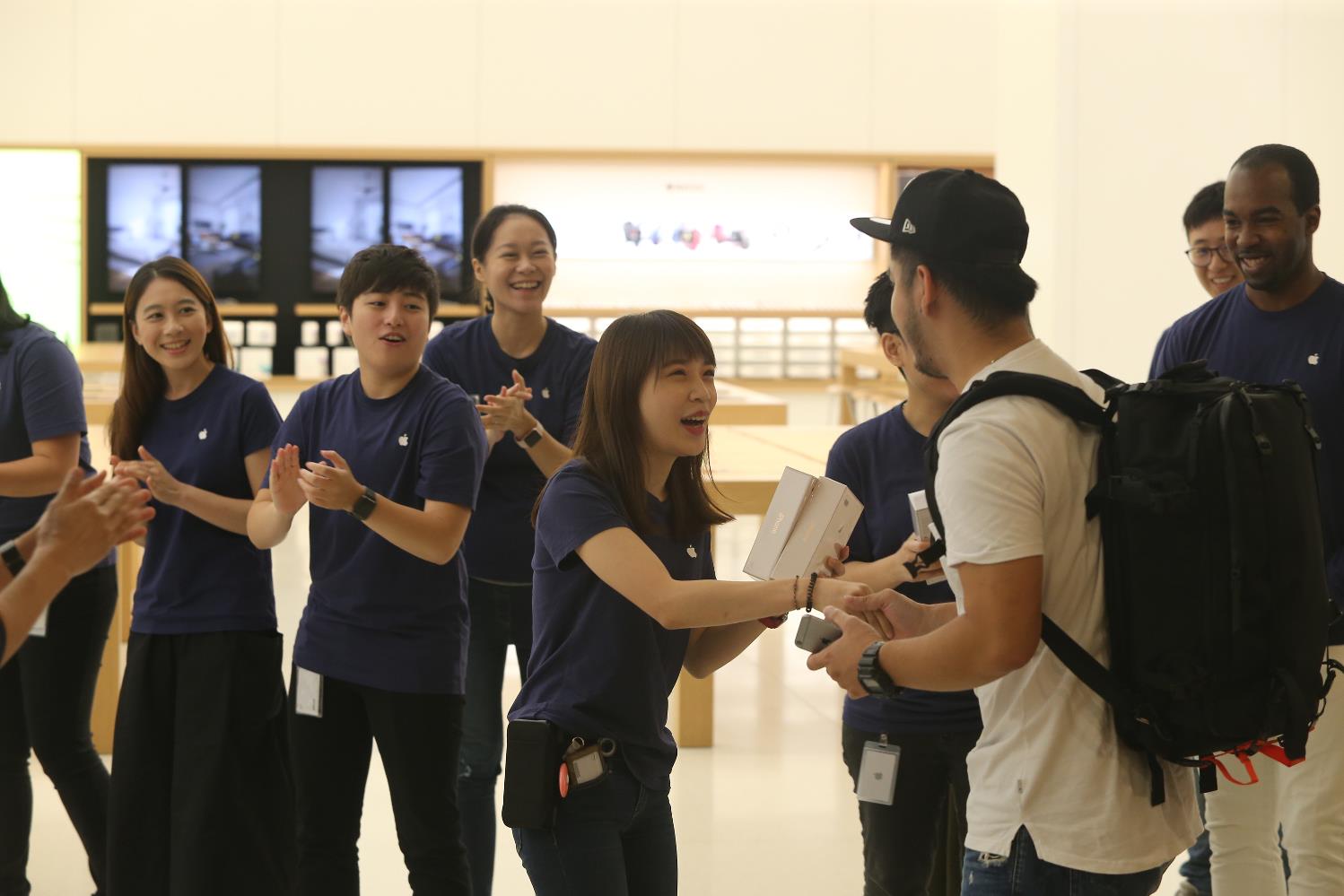 台北，开售日第一位顾客进店(路透社)