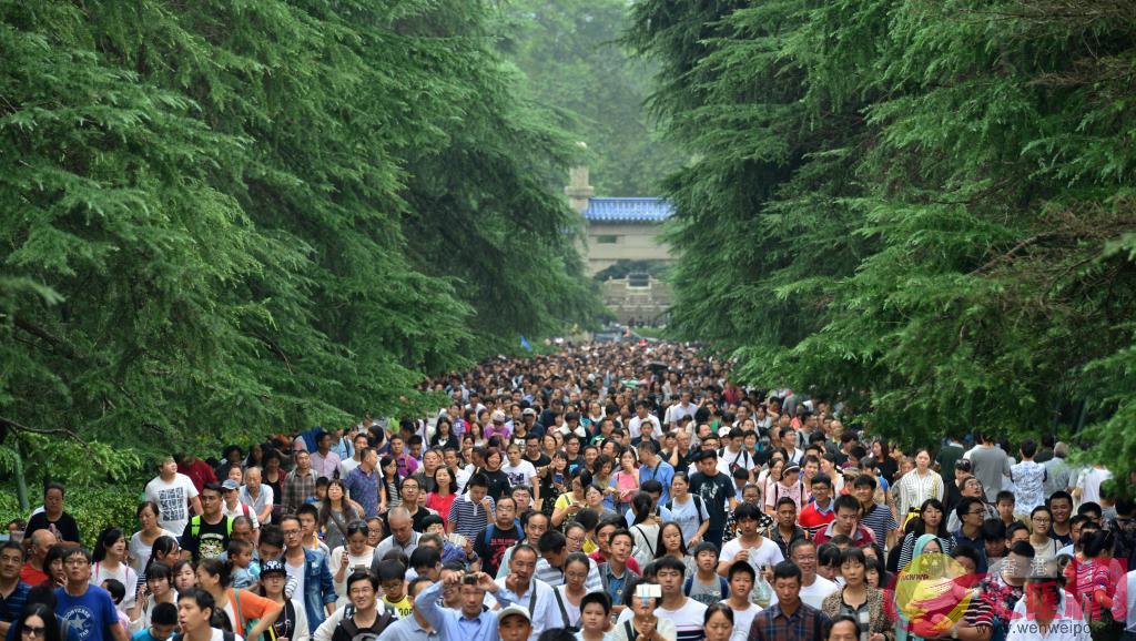 图为中国江苏南京2016年10月4日一个旅游热点的游客拥挤状况