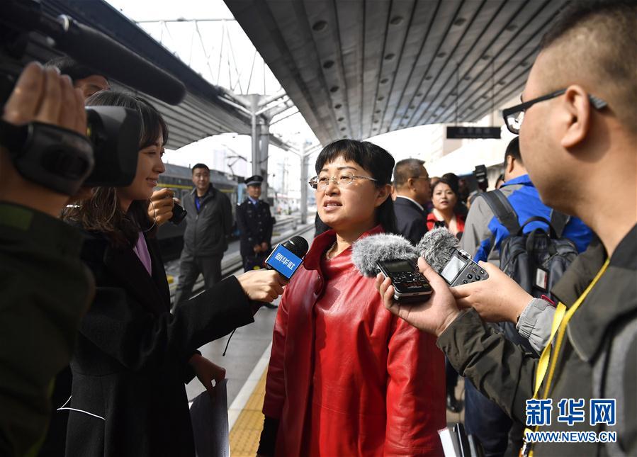 10月15日，来自山西省的党的十九大代表抵达北京。续烨代表（中）在接受记者采访。（新华网）