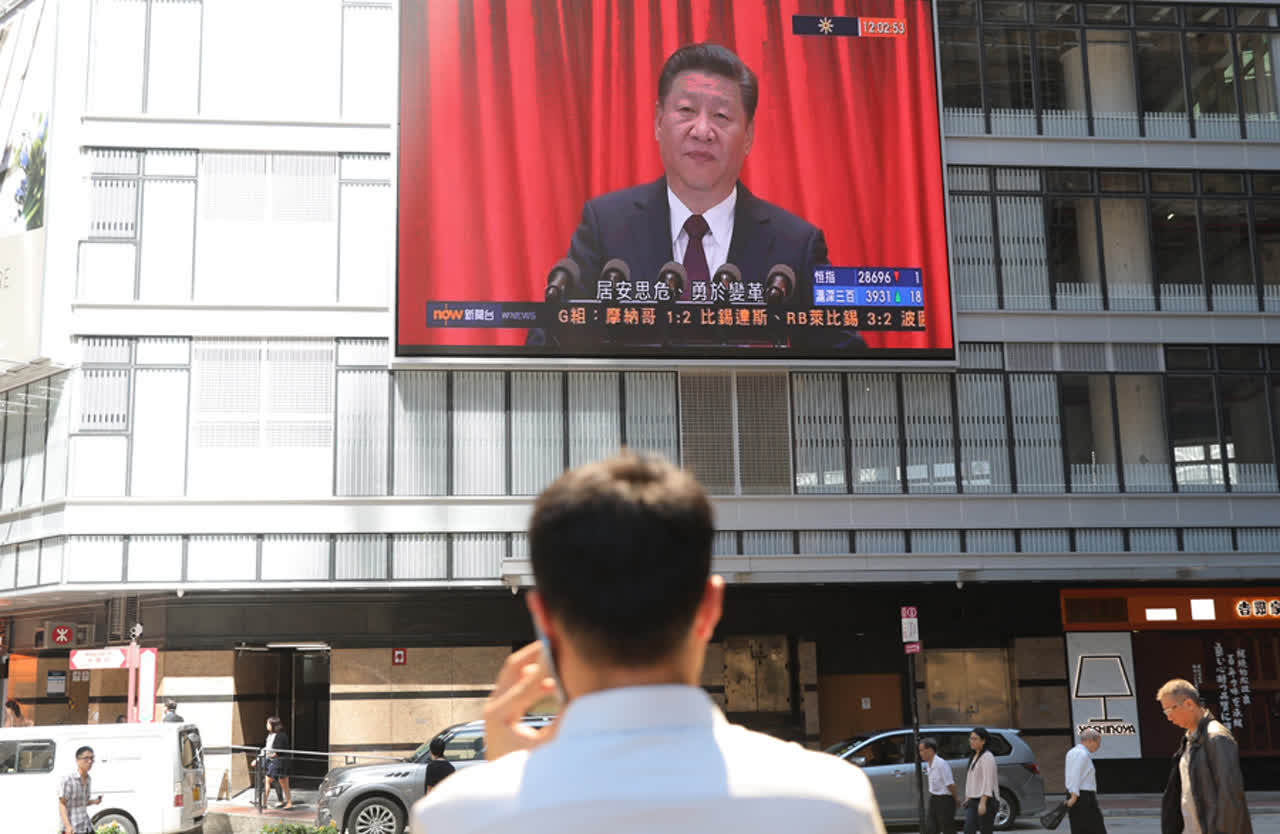 香港市民观看十九大开幕式直播