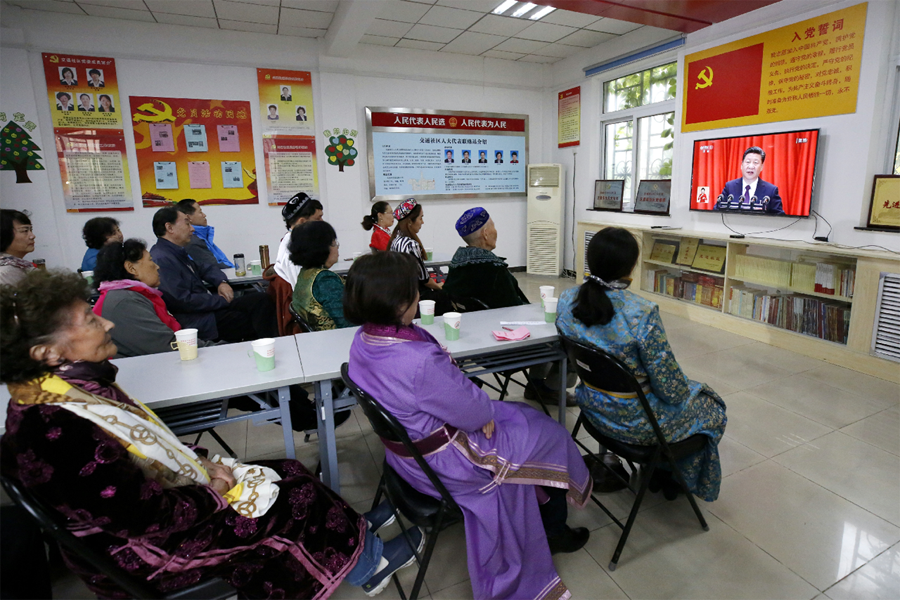 北京和平里，民众观看十九大开幕式直播