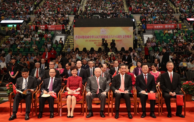 王志民（前排左二）10月1日出席香港同胞庆国庆文艺晚会