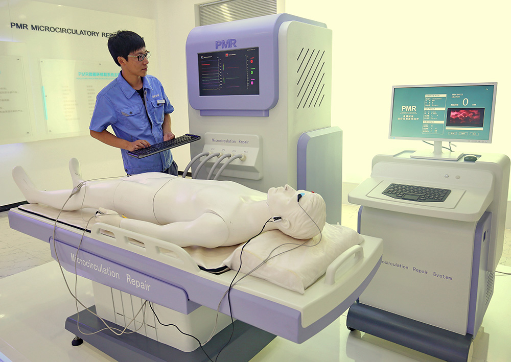 在河北秦皇島經濟技術開發區，醫學系統公司的技術人員在調試準備出廠的醫療設備（資料圖片）