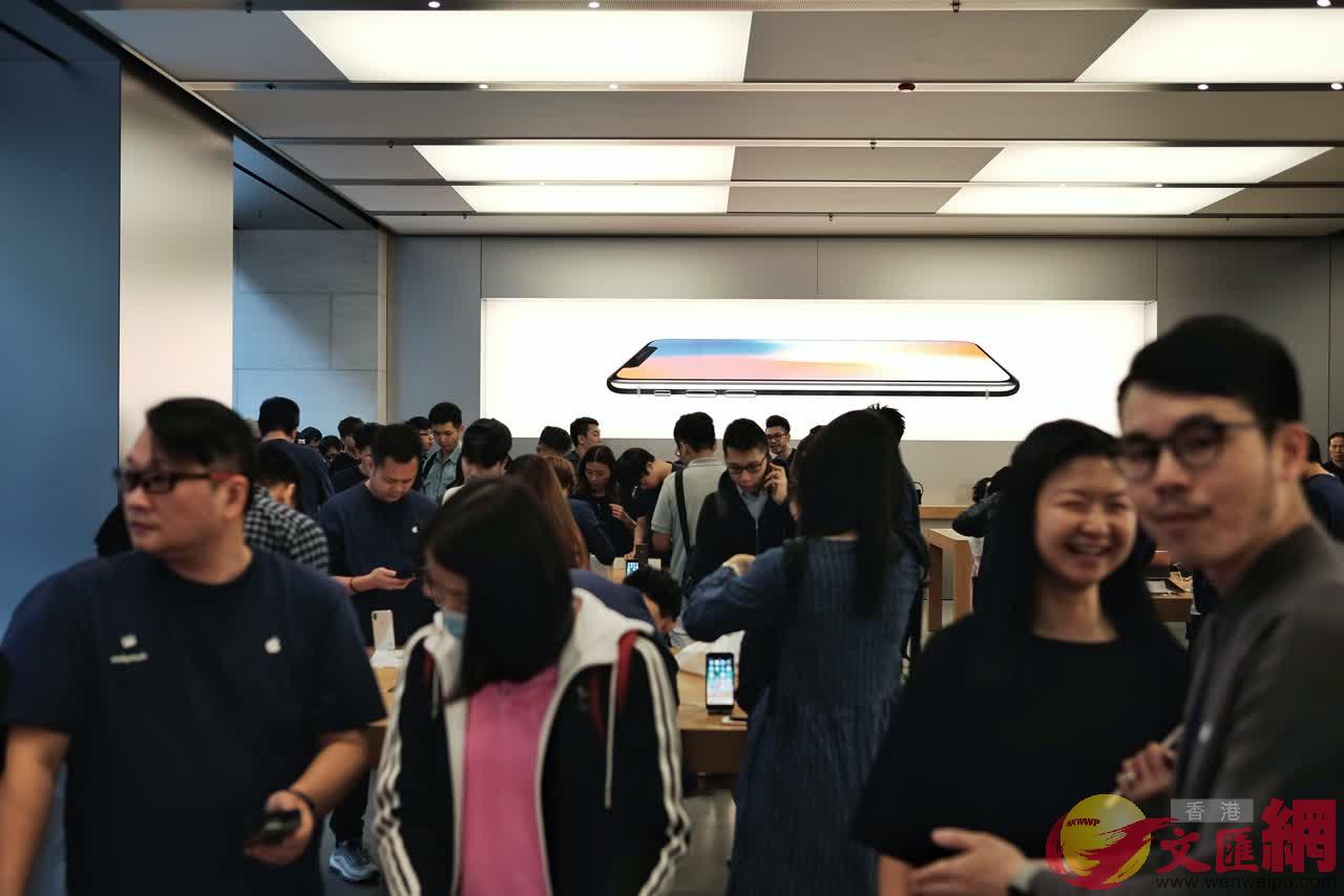 想要尽快体验iPhoneX的用户逼爆店内