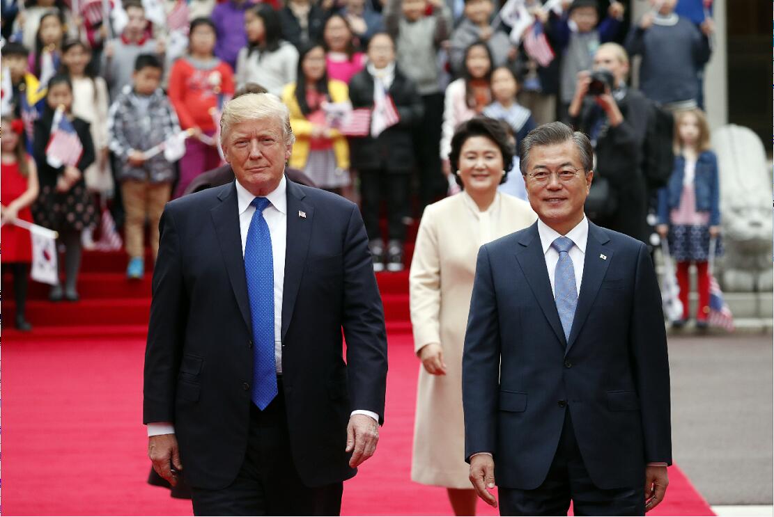 美國總統特朗普7日抵達韓國，展開國事訪問（美聯社）