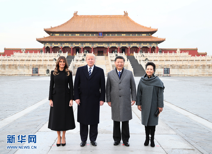 11月8日，国家主席习近平和夫人彭丽媛陪同来华进行国事访问的美国总统特朗普和夫人梅拉尼娅参观故宫博物院。这是两国元首夫妇在太和殿广场合影。新华社