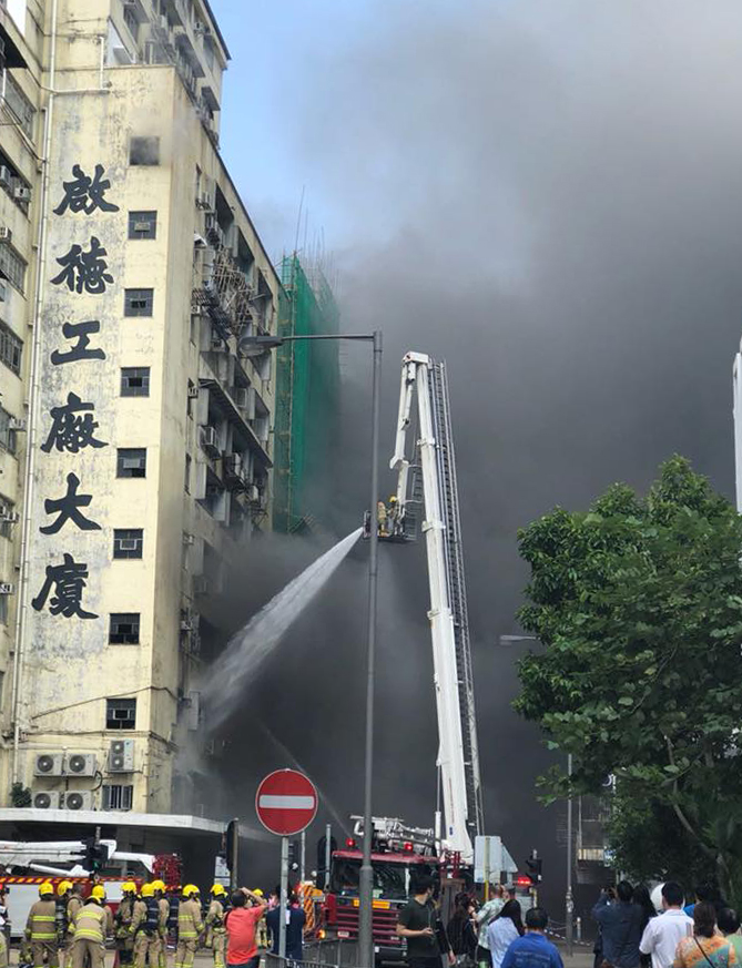 香港新蒲崗一工廈發生3級火警,附近約700人疏散(網絡圖片) 香港新蒲崗一工廈發生3級火警,附近約700人疏散(網絡圖片)