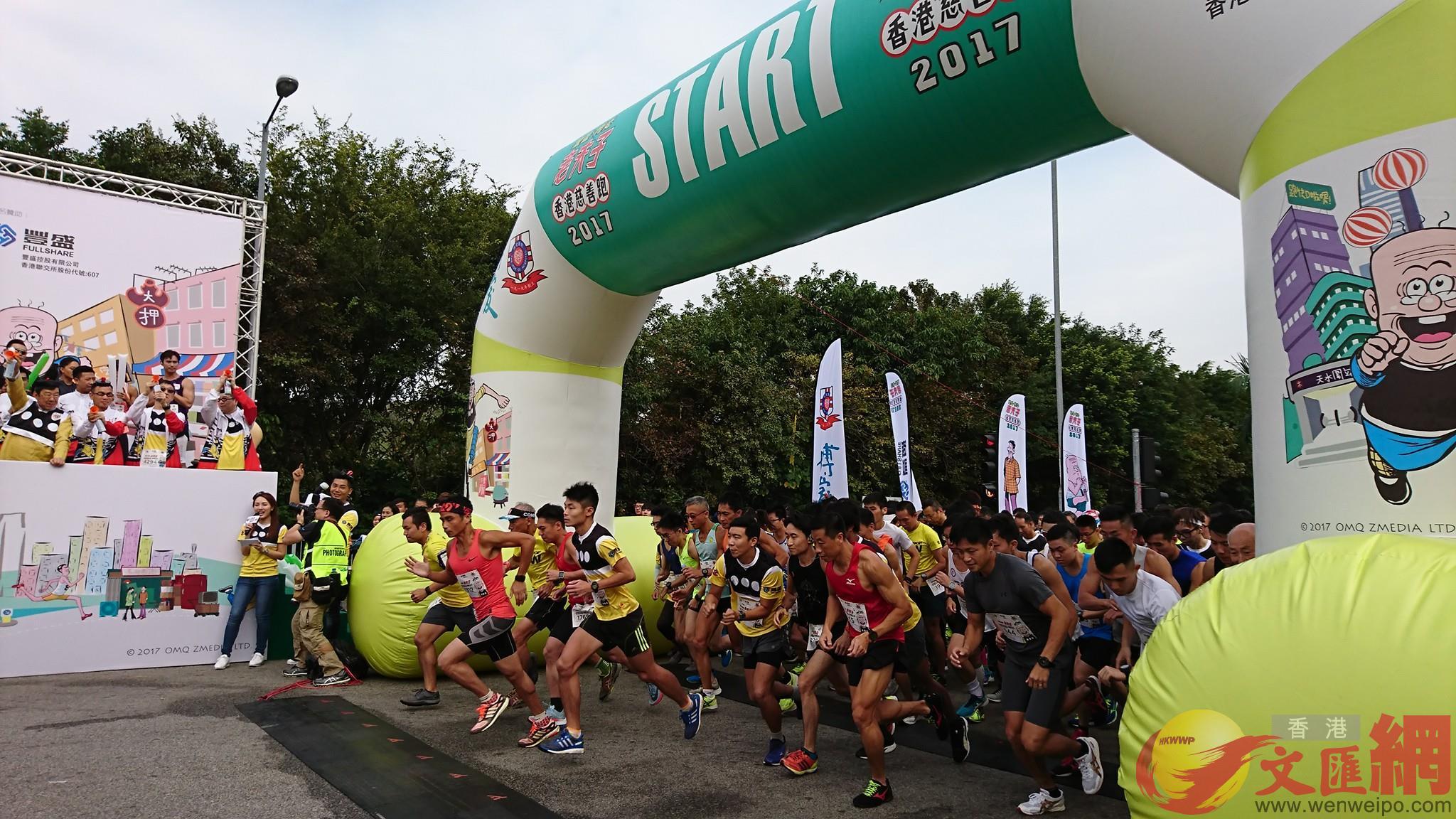 逾4000名「老夫子」街上畅跑。