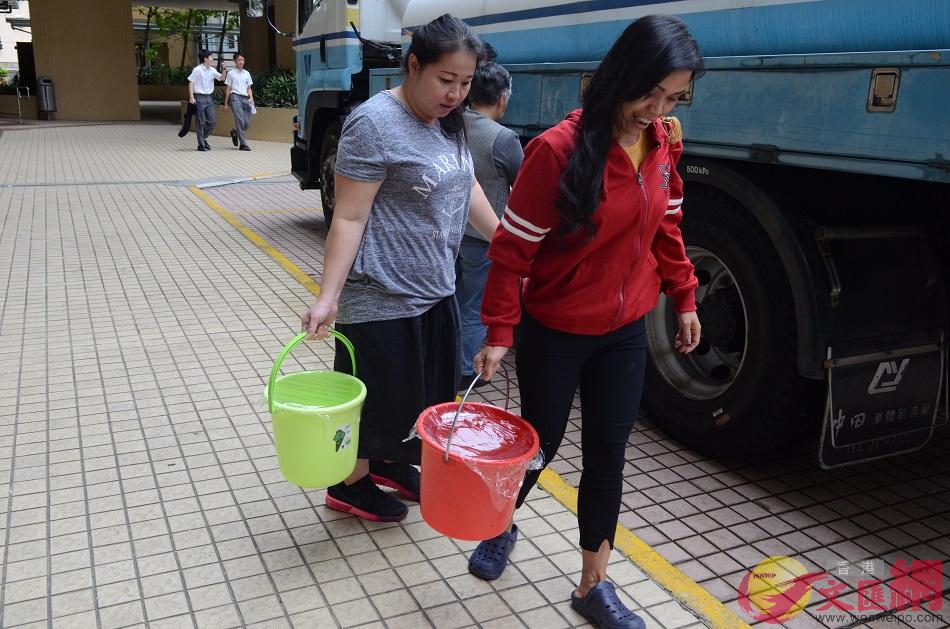 居民在水车取水。