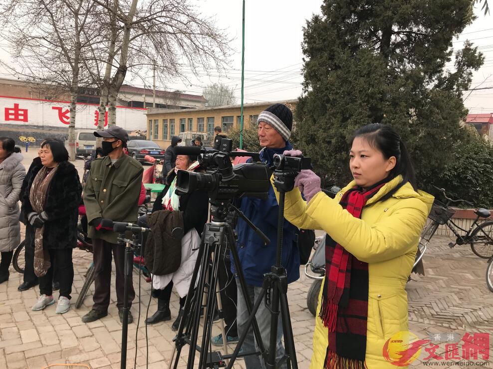 两地学者进行信息采集录制。中国艺术研究院博士后张月女士(前排右一)、施德玉丈夫刘元立(右二)(记者 顾大鹏 摄)