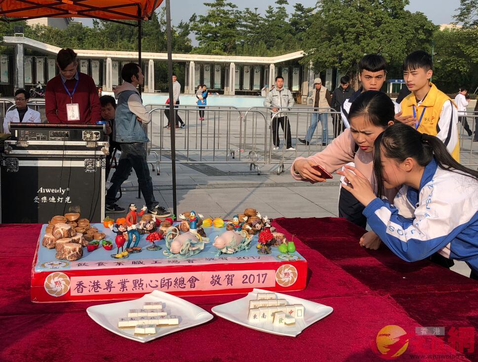 囊括了香港美食和美景的点心桌展示吸引了观众的目光