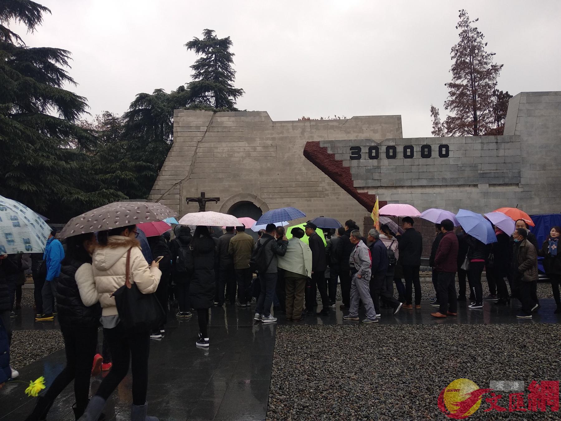 观众冒雨参观侵华日军南京大屠杀遇难同胞纪念馆 贺鹏飞摄