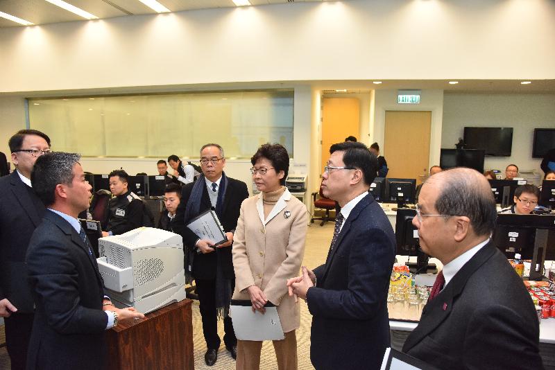 香港行政长官林郑月娥(右3)及政务司司长张建宗(右1)今日在保安局局长李家超(右2)陪同下，视察紧急事故监察及支援中心在「棋盘二」演习进行时的运作情况 