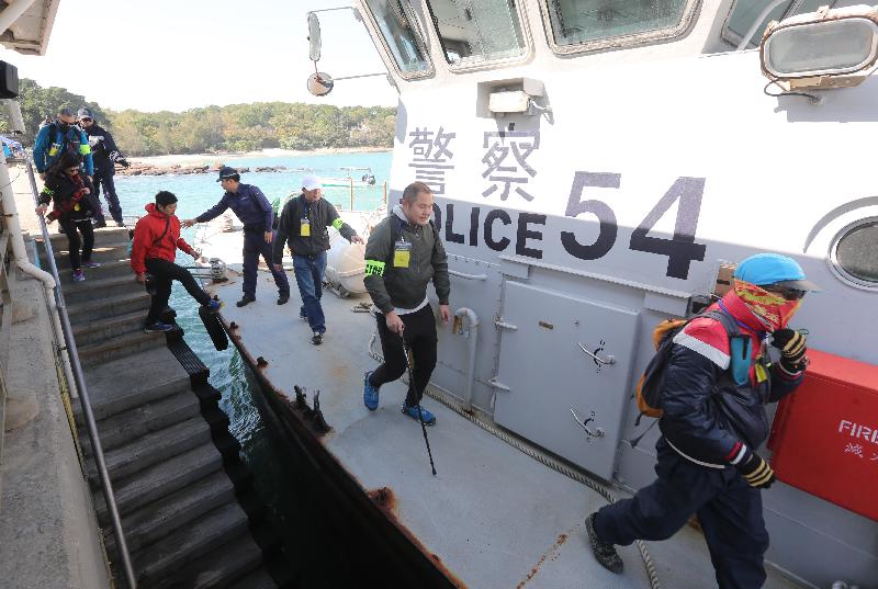 水警轮将东平洲的人士有秩序地撤离至马料水渡轮码头 