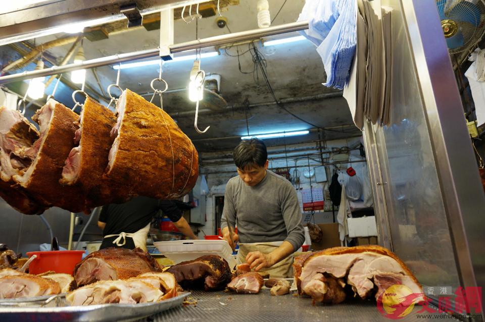  烧味、卤味的摊位前有不少市民挑选食材 