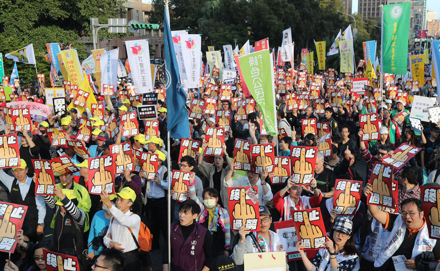 多个台湾劳工团体今日（23日）下午在台北发起「反劳基法修恶大游行」（台湾「中央社」）