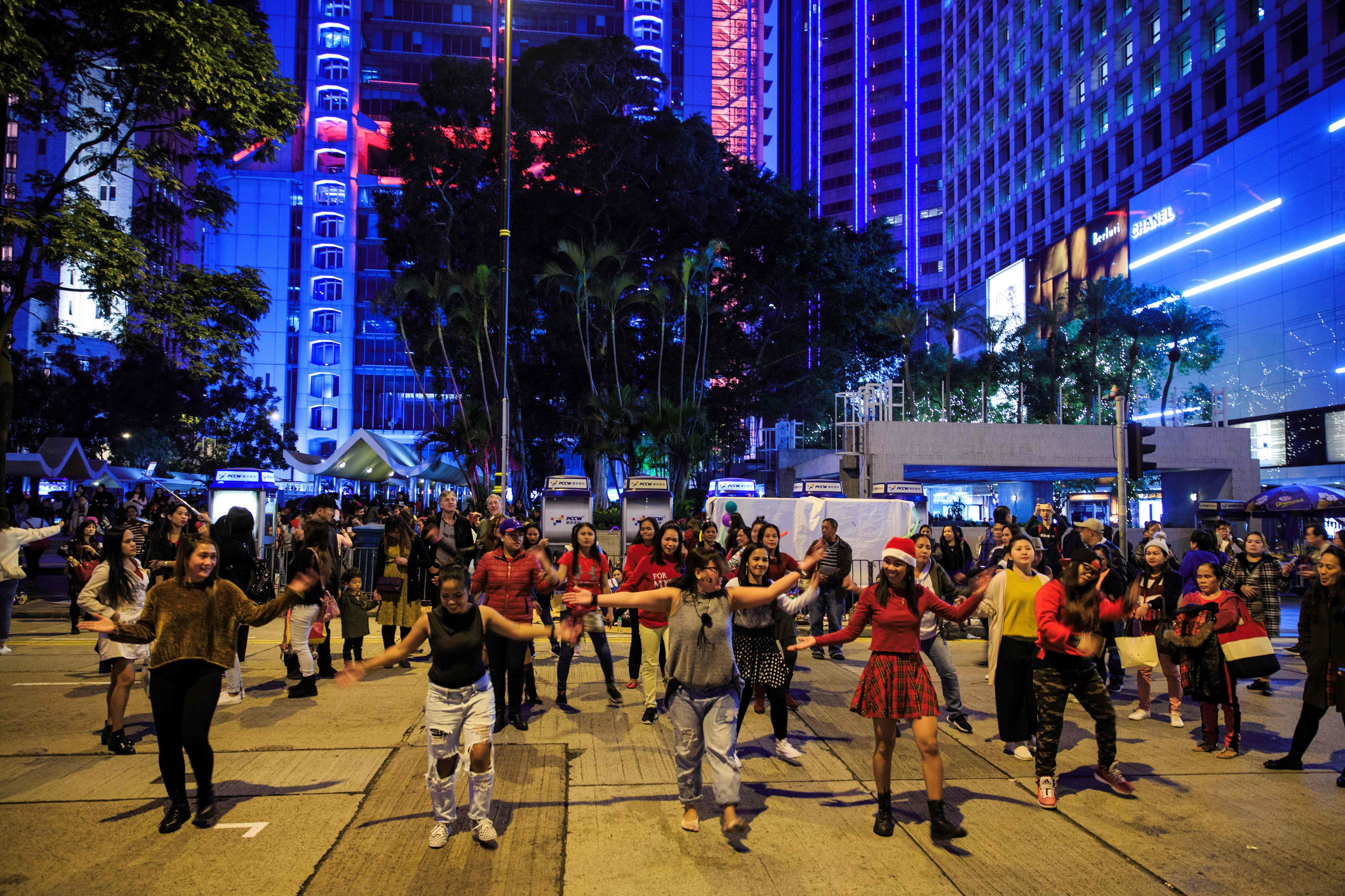 香港外佣歌舞庆祝圣诞节 （法新社）