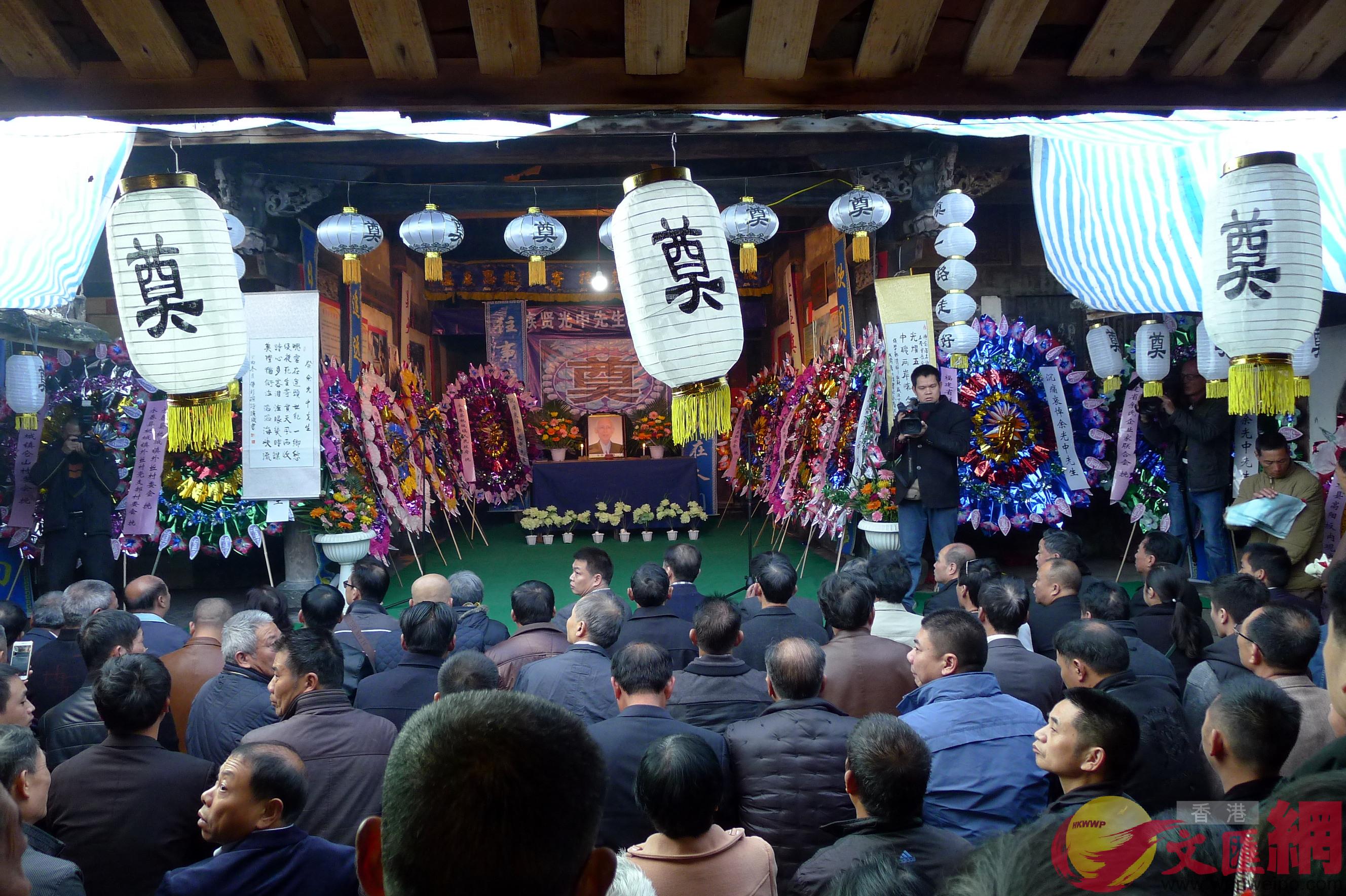 台湾高雄与福建永春，今日同时举行馀光中追思会，共同道别乡愁诗人余光中。图为永春余光中故居追思会现场。（蒋煌基摄）