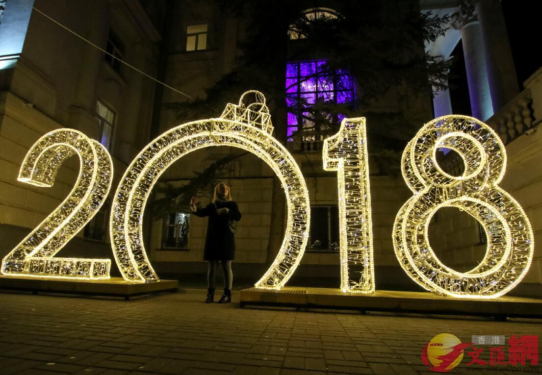 美国纽约街头亮起「2018」造型彩灯