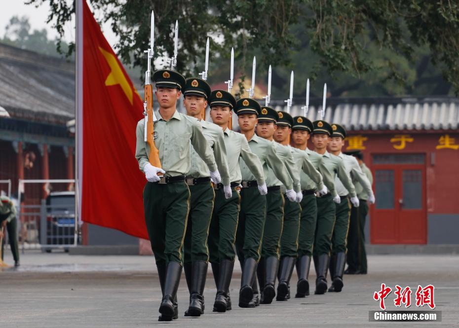 2016年9月26日，北京秋高气爽，被称为中国「最帅」神秘部队天安门国旗护卫队，在故宫午门外广场驻地不懈练兵，吸引众多参观故宫的游客驻足观看。中新社