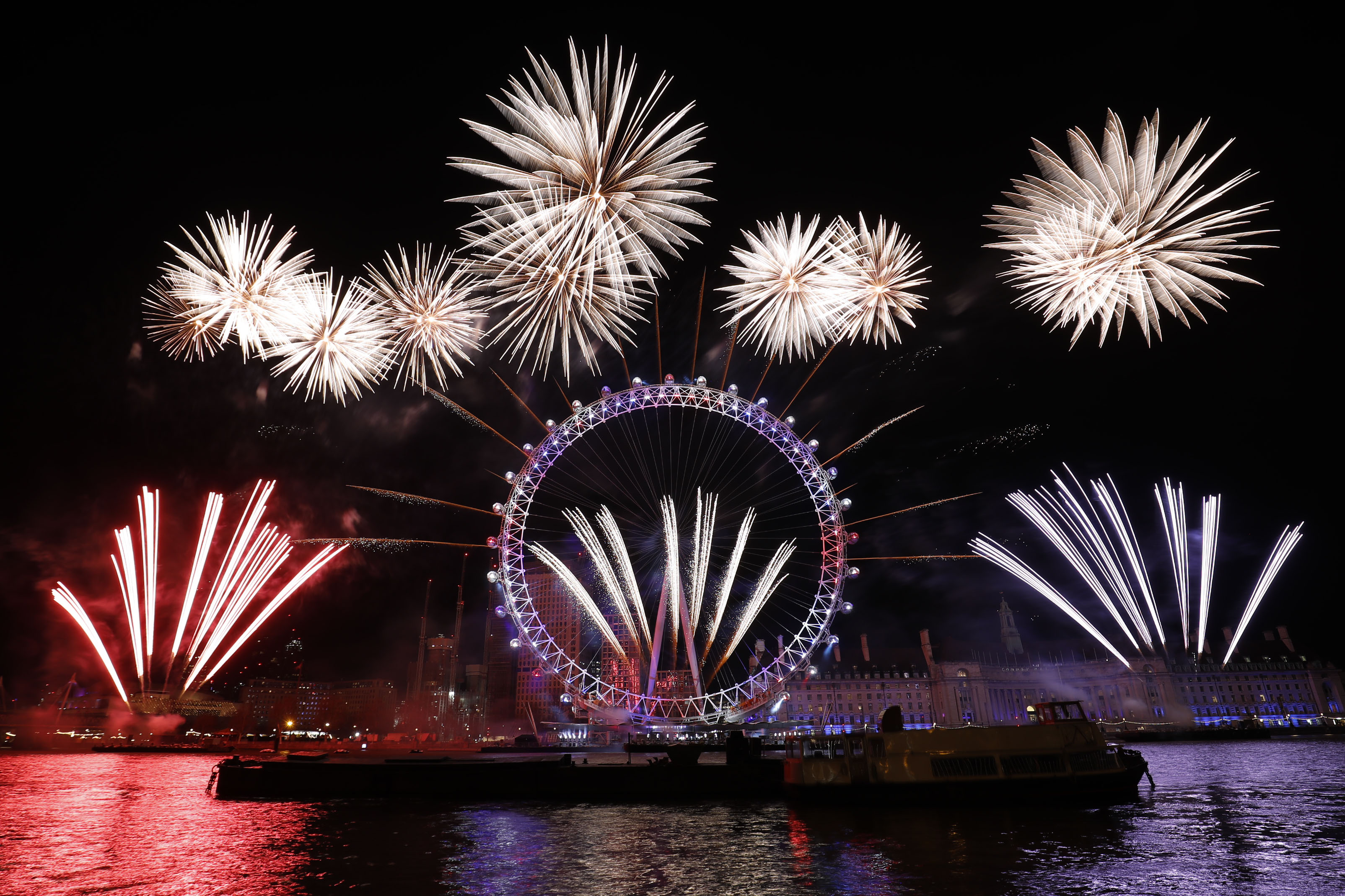 2020年伦敦跨年烟花表演，绚丽震撼的烟火照亮了伦敦眼！