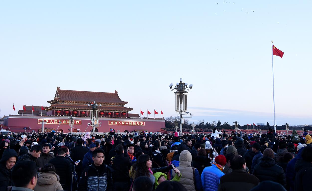 大量民眾在現場等待新年升旗儀式(中新社)