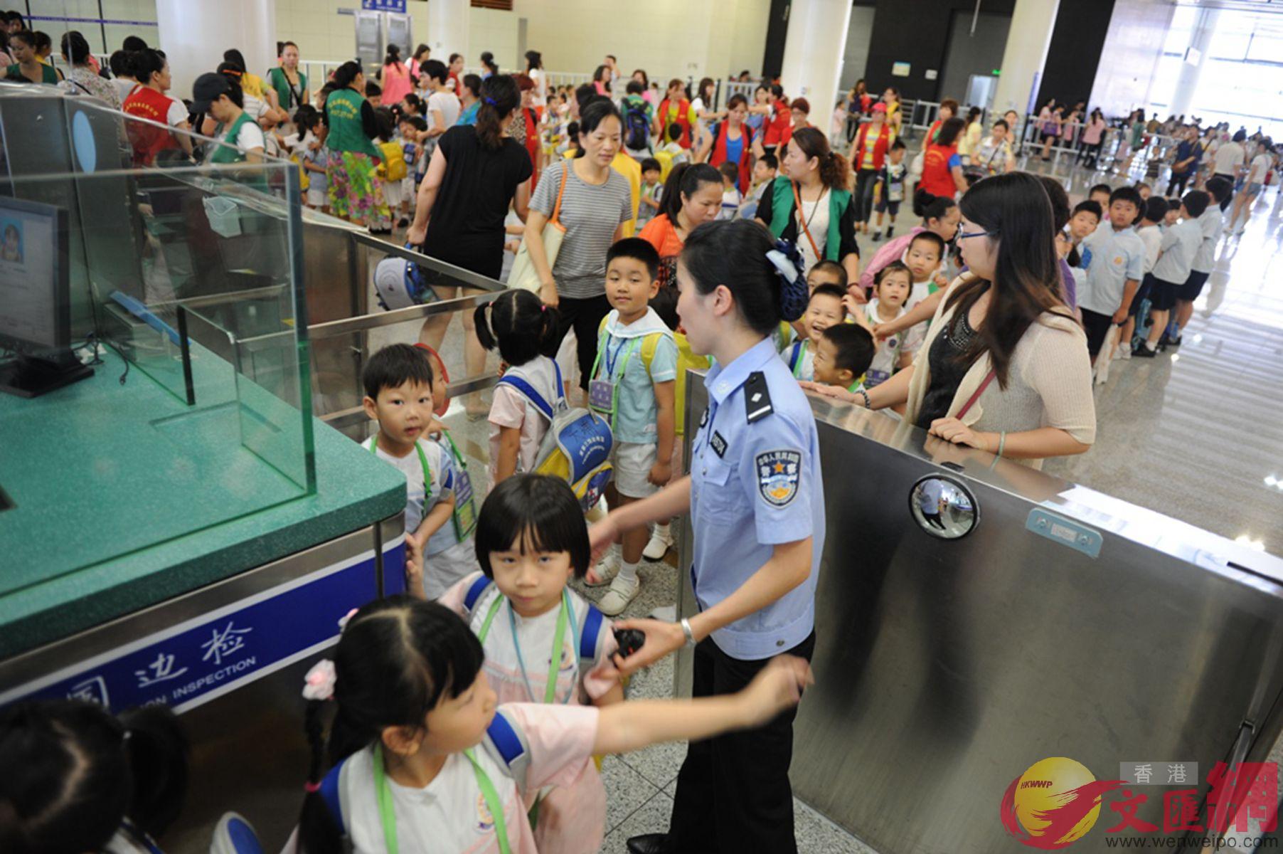 深圳邊檢引導跨境學童經專用通道辦理出境手續。記者石華攝