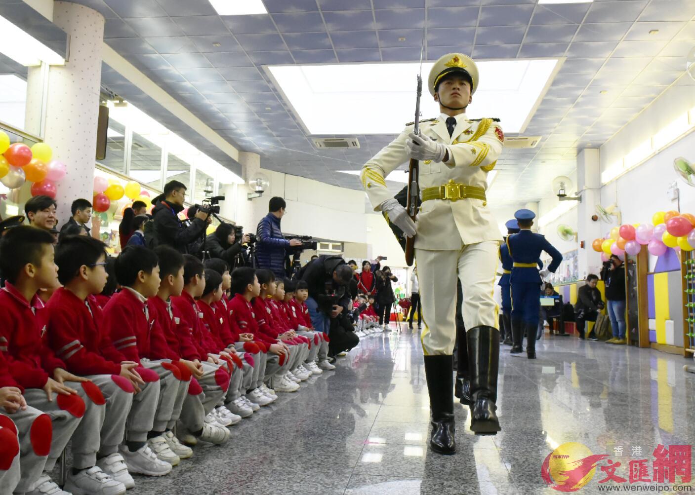 駐港部隊官兵為幼稚園小朋友示範隊列。