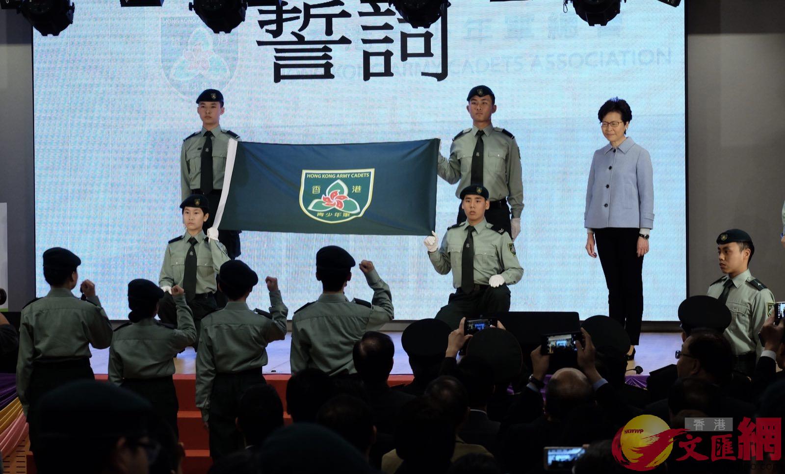 青少年軍總會團員在典禮上宣誓。
