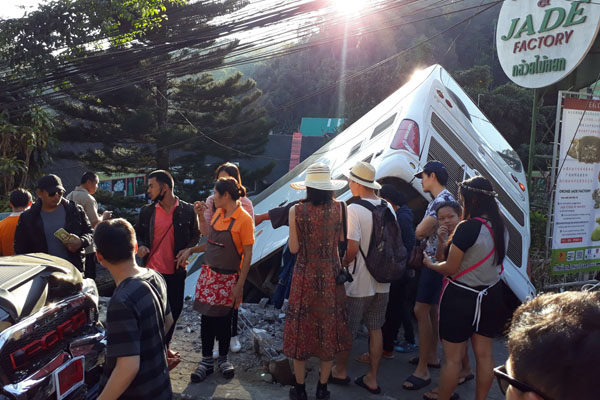 一輛載32名中國籍遊客的大巴於當地22日在清邁素貼山翻車，導致11名遊客受傷（曼谷郵報）