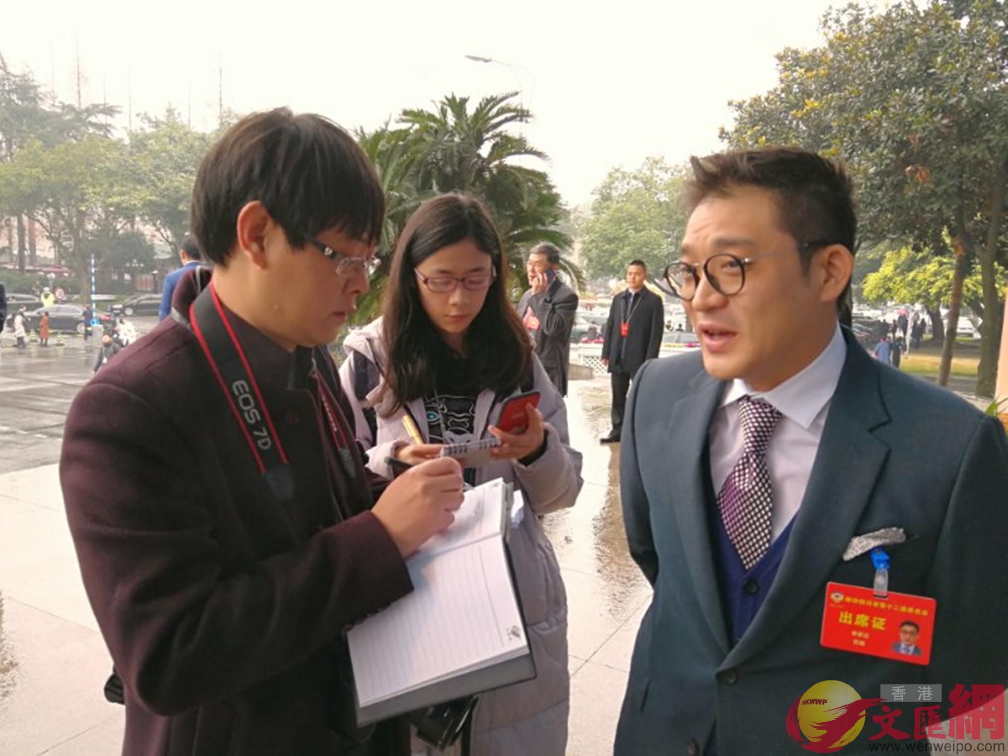 香港文匯網記者現場採訪林懋達。（記者 黃冬 攝）