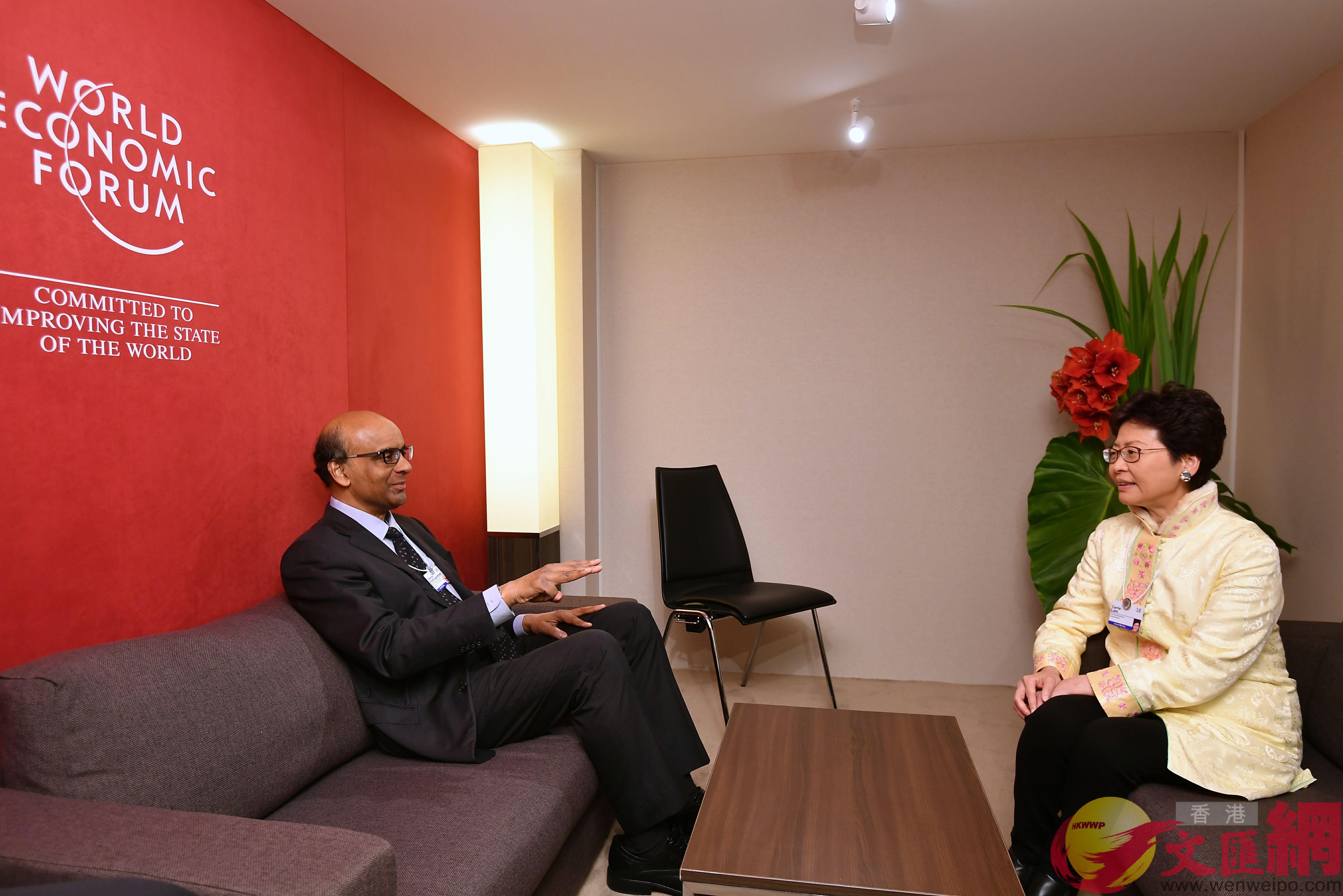 林鄭(右)與新加坡副總理兼經濟及社會政策統籌部長尚達曼進行雙邊會議 