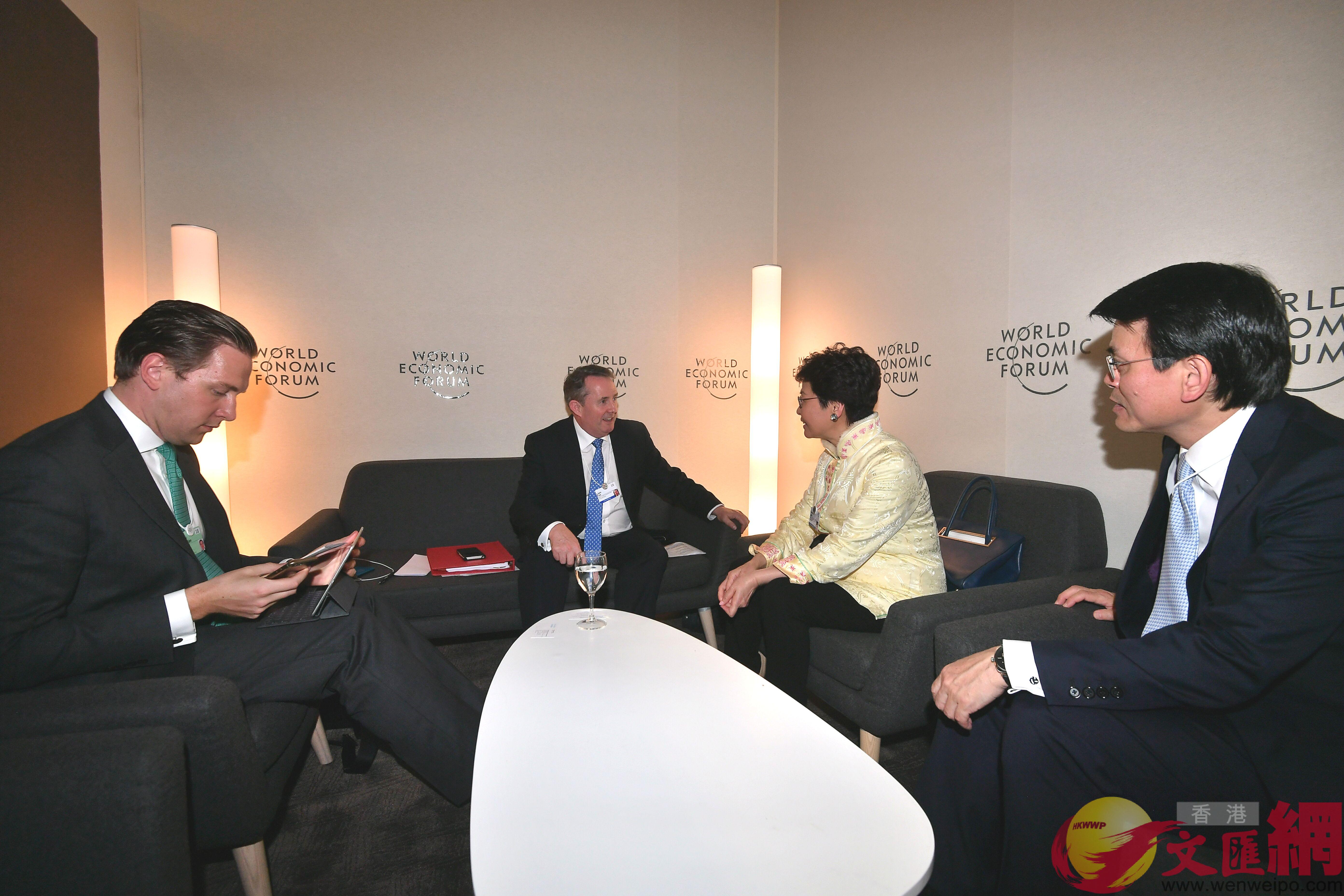 林鄭與英國國際貿易大臣霍理林(左二)會面
