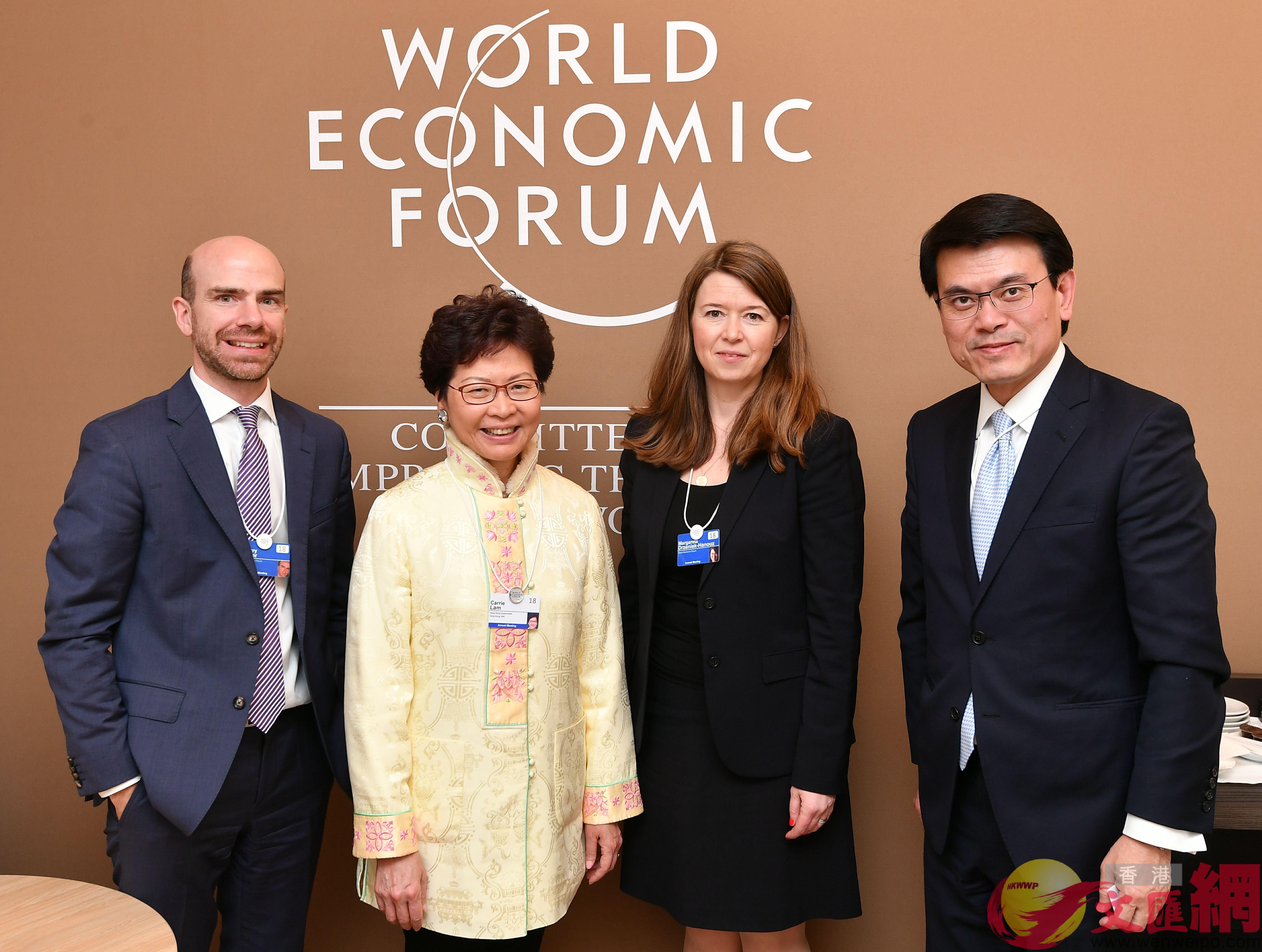 林鄭(左二)與世界經濟論壇未來經濟發展事務的負責人及執行委員會成員瑪格麗塔•德熱尼克•阿努(右二)會面 