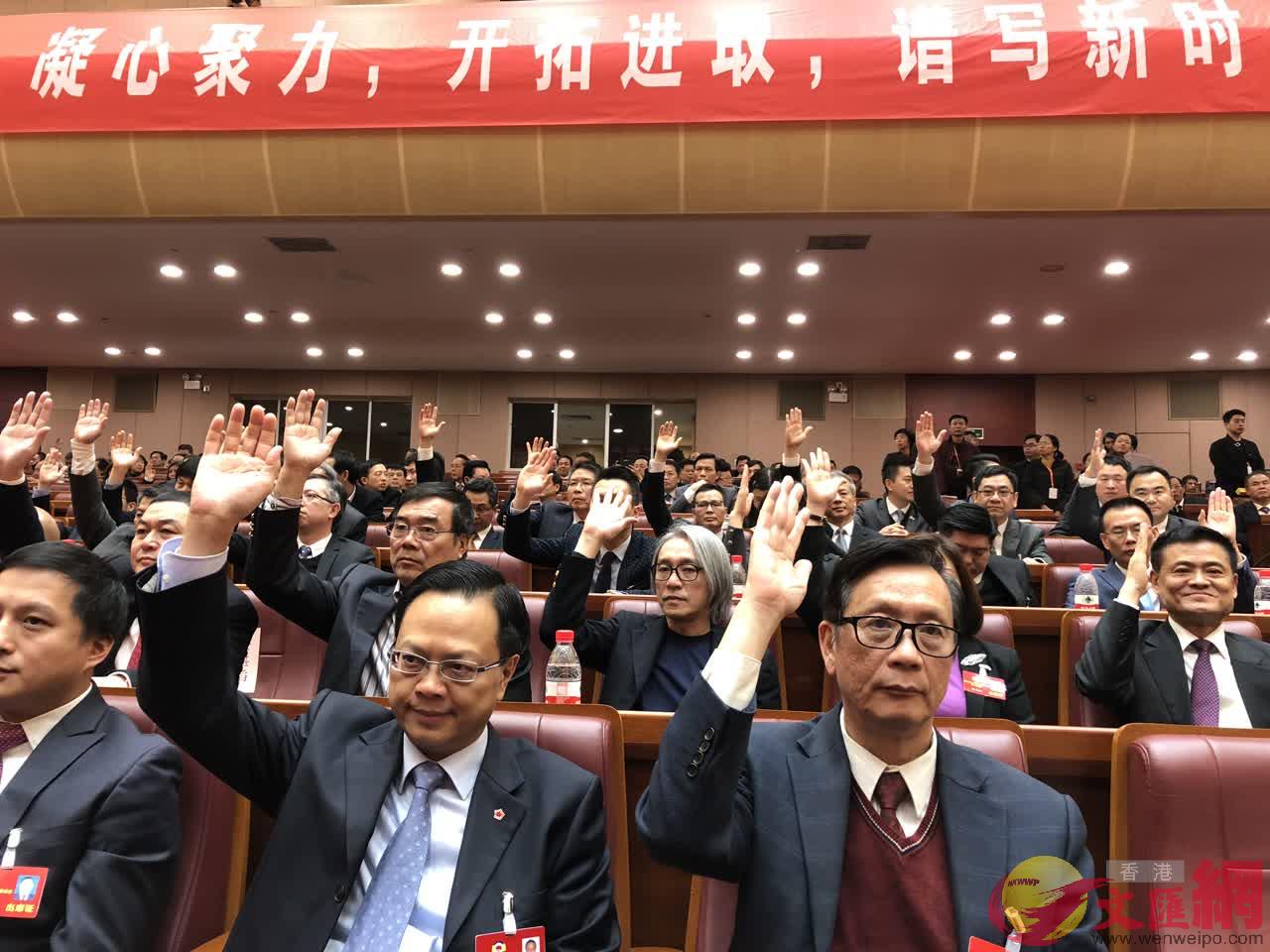周星驰(后排中)举手表示同意通过会议决议