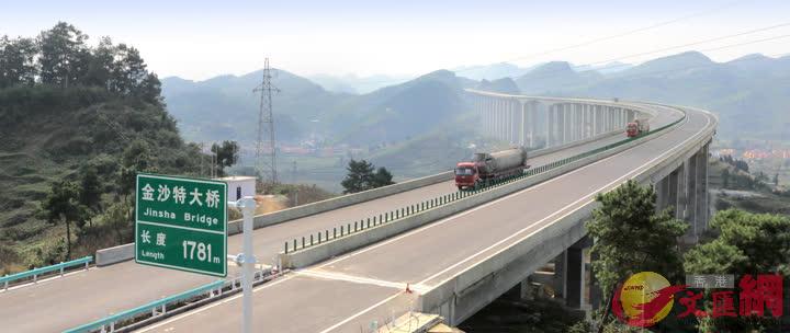 世界橋樑博物館的作品之一-----滬（上海）昆（明）高速貴州境內段金沙特大橋（記者周亞明攝）