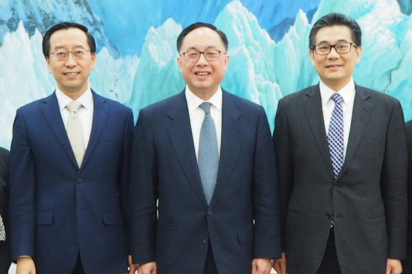 楊偉雄（中）與中國科學院副院長張傑（左）會面，期望香港與中科院開拓更多領域的合作。