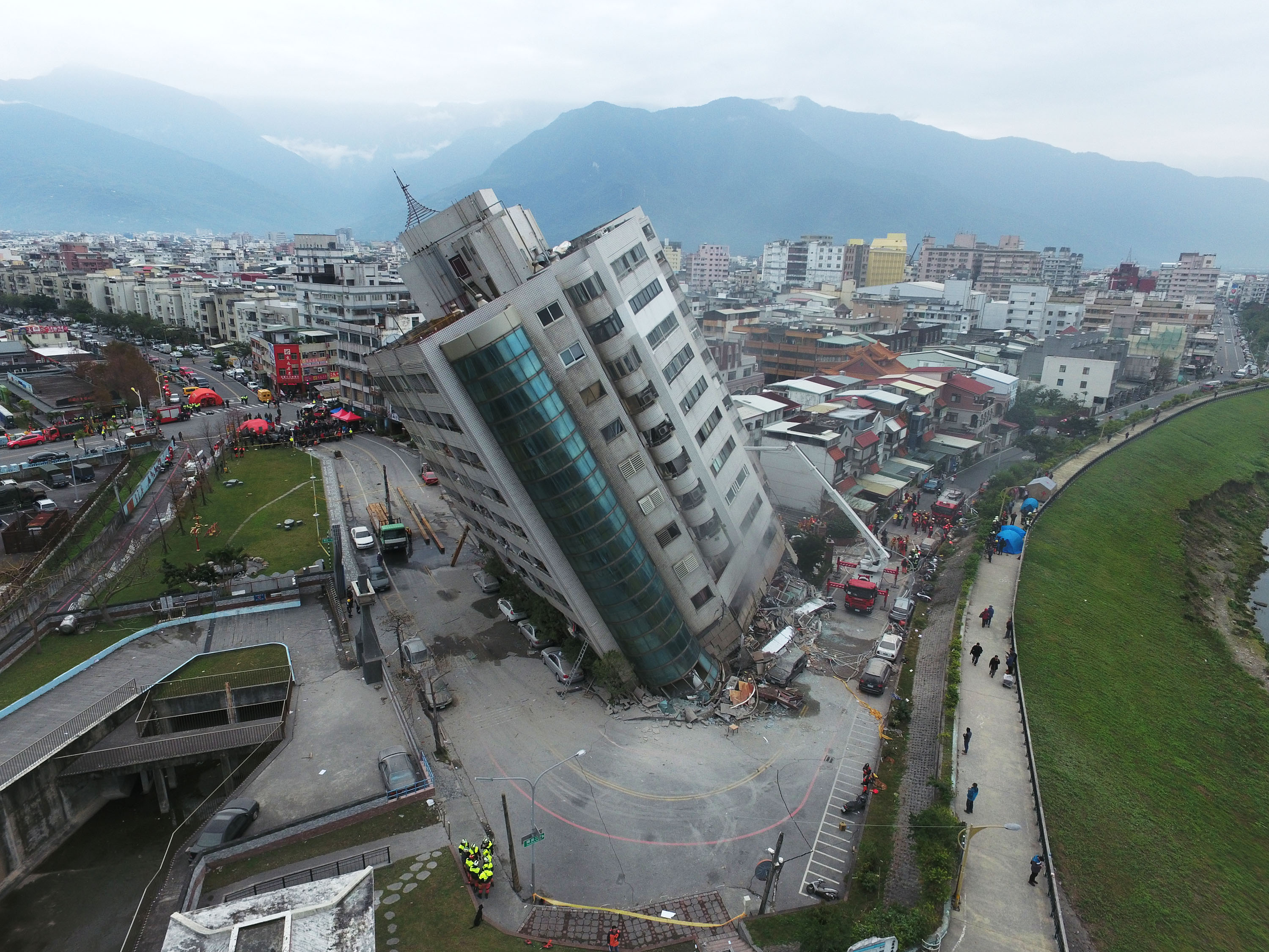 恐怖巧合!两年前同一天 台南维冠大楼震塌115人亡