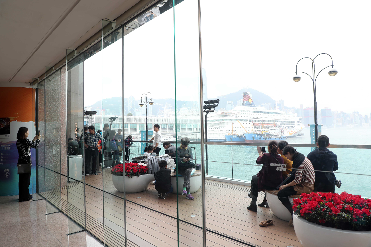 訪港游客在海港城游覽（香港中通社圖片）