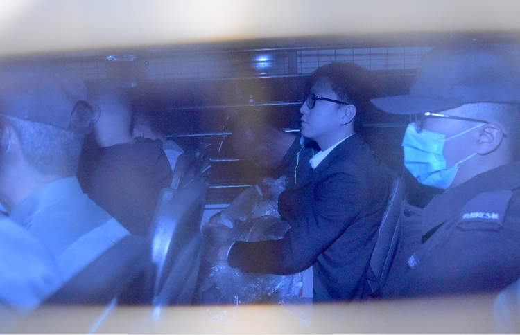 被告梁天琦(右二）由囚車押送到高院應訊（香港中通社）