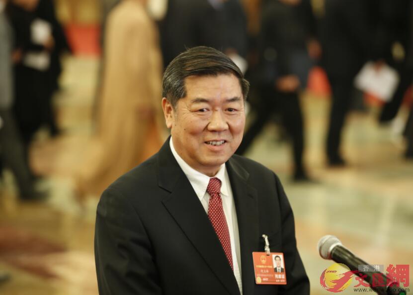 國家發改委主任何立峰在「部長通道」接受採訪 朱燁攝