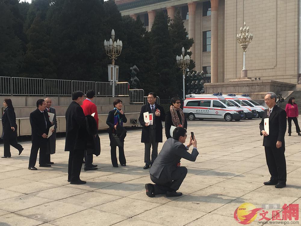 港區全國人大代表們在大會堂前排隊拍照留念。記者 許宸璐 攝