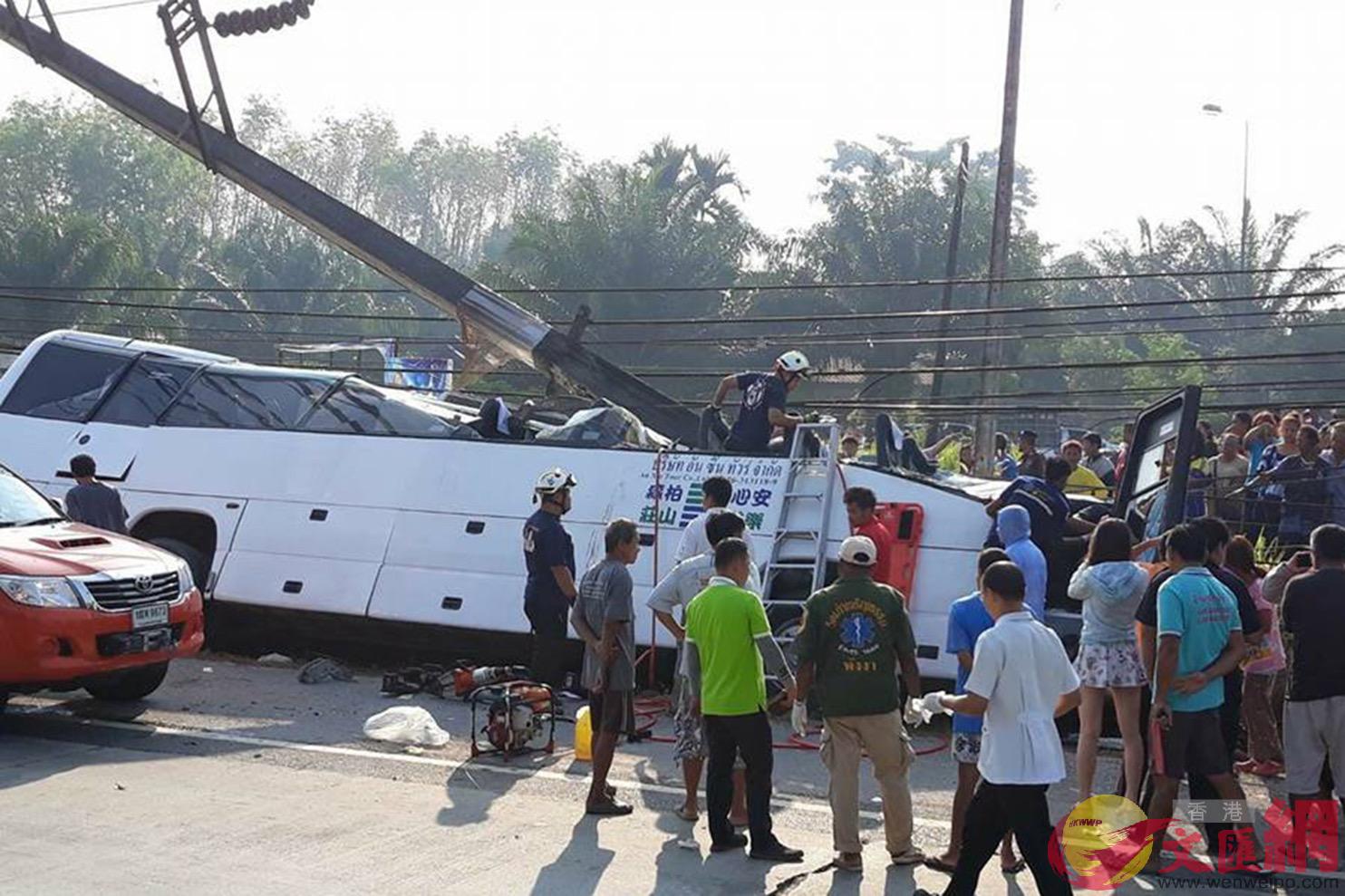 一輛載有中國遊客的大巴2月16日從泰國甲米駛往攀牙的途中發生車禍，17名中國遊客受傷（新華社）