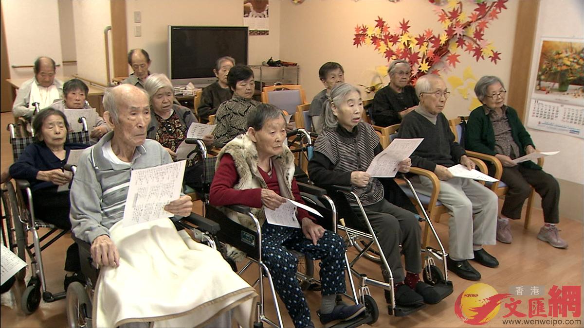 日本總務省最新公布的人口統計結果顯示，截至今年3月1日，日本75歲以上高齡老人數量達1770萬，首次超過65歲至74歲老人人數（1764萬），佔老年人口總數的一半以上。日本人口急速老齡化。