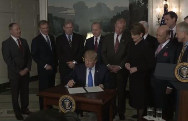 美國總統特朗普在白宮正式簽署對華貿易備忘錄