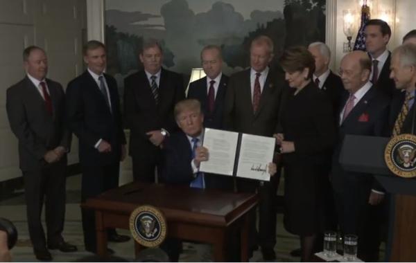 美國總統特朗普在白宮正式簽署對華貿易備忘錄