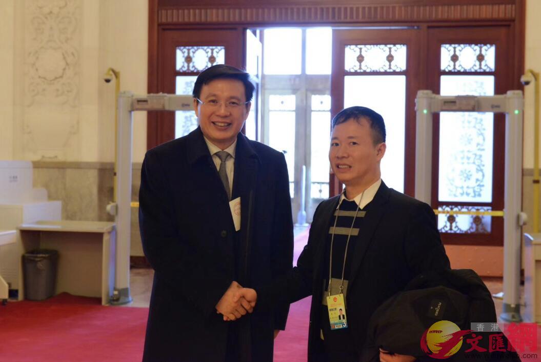 兩會部長通道外，時任經濟日報總編輯傅華（左一）與兩會報道記者交談 （凱雷 攝）